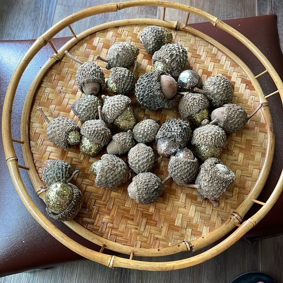 Bag of glittered and non glittered acorns for table scatter - Picture 1 of 3